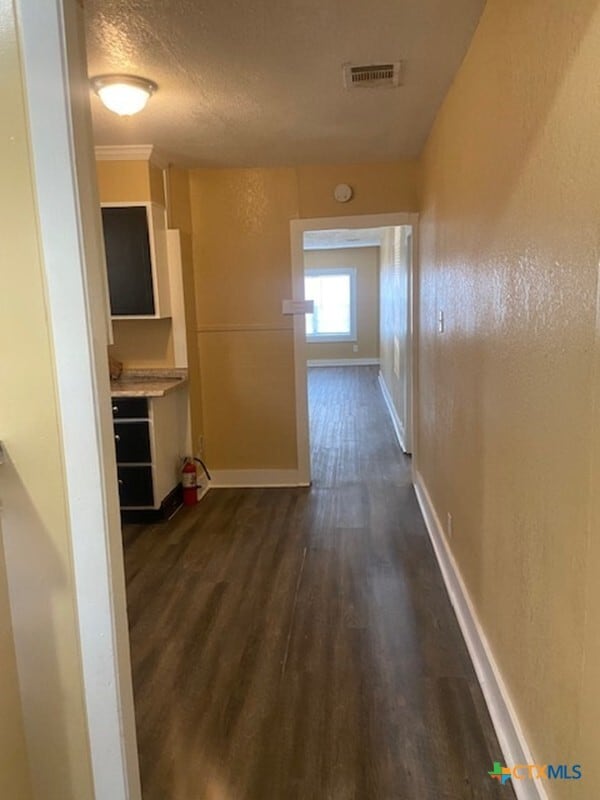 Building Photo - 214 S Hackberry Ave