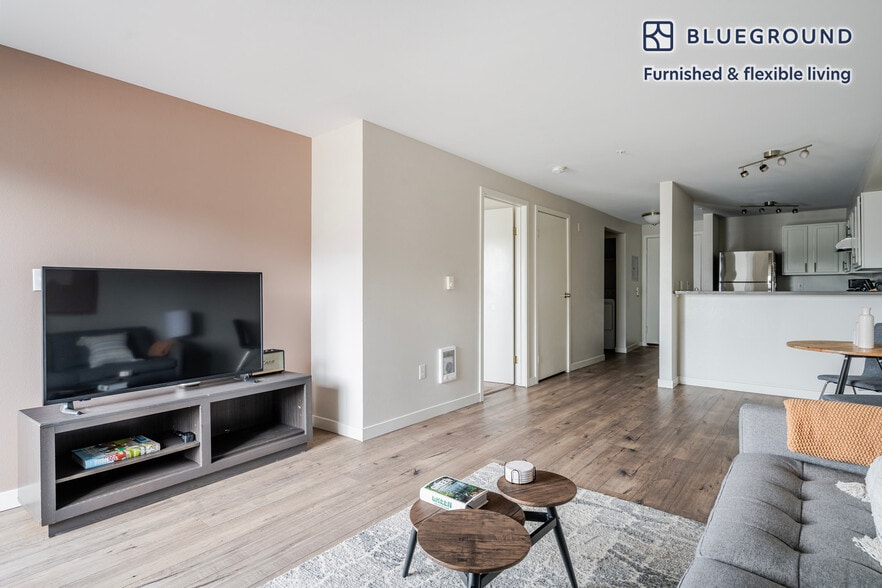 Building Photo - 526 Yale Ave N