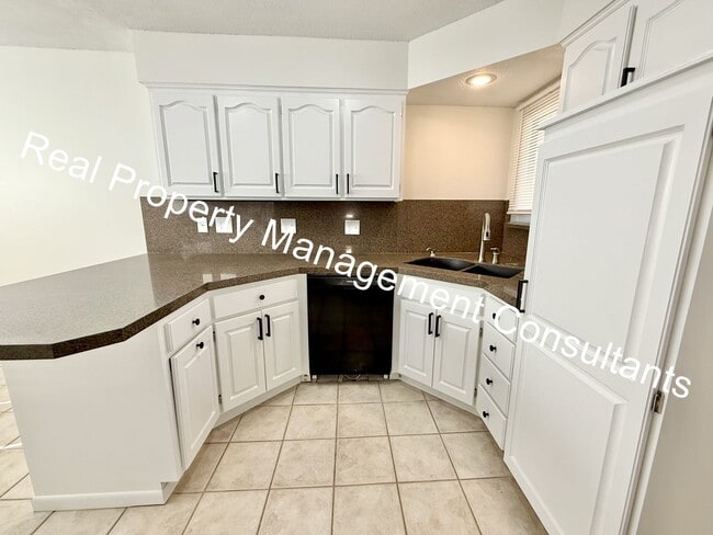 Building Photo - 3 bed 2.5 bath Private Oasis