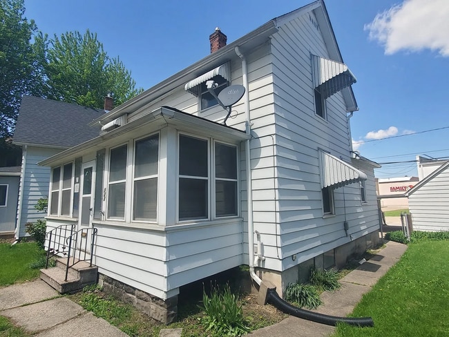 Building Photo - Comfy East Moline Home With Garage and Basement Space