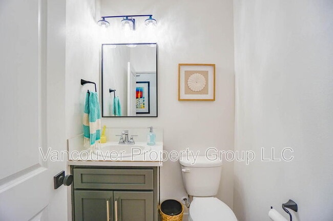 Building Photo - 737 SE 38th St