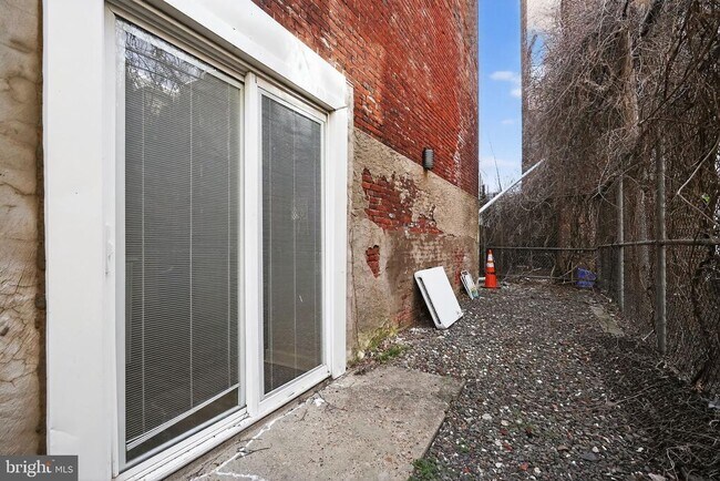 Building Photo - 980 N Marshall St