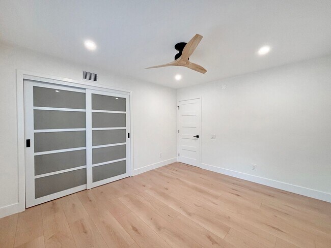 Building Photo - Beautifully Renovated 3BD/2.5BA House in L...