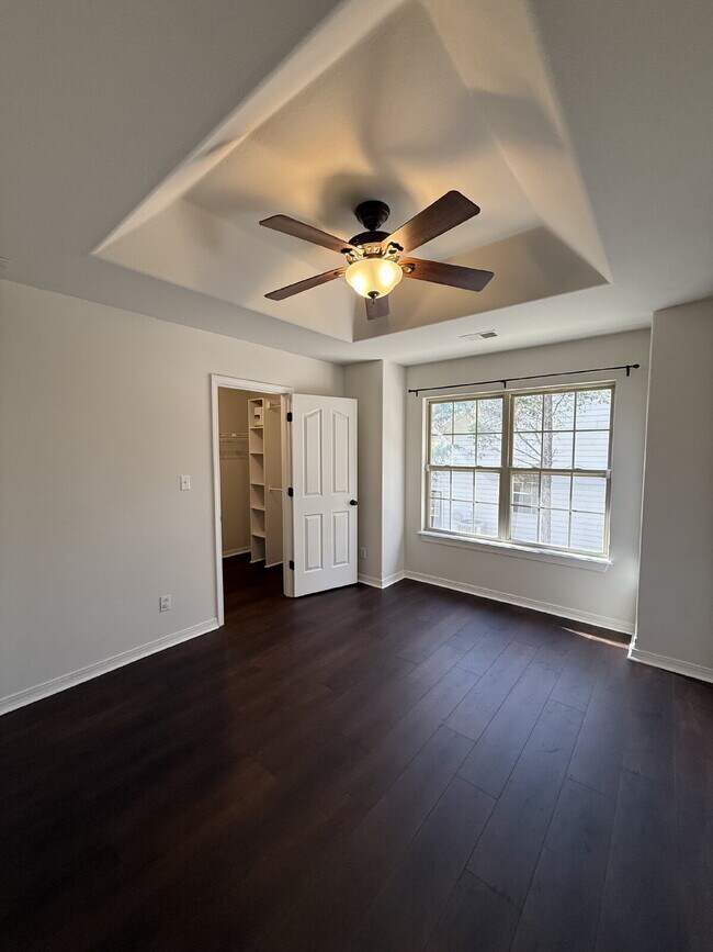 Building Photo - Spacious 3 BR with a fenced in backyard