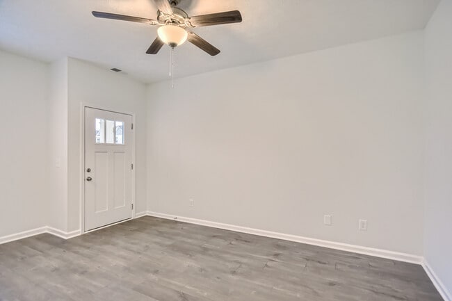 Building Photo - Move-In Special! 3 Bed/3 Bath Townhome with Garage / Pet-Friendly / Available Now!