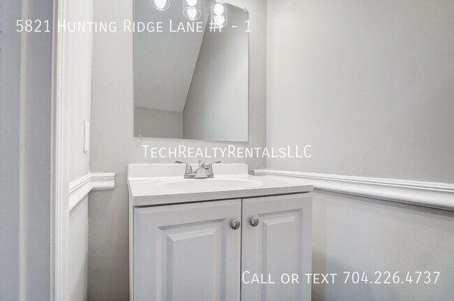 Building Photo - 5821 Hunting Ridge Ln