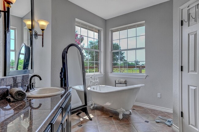 Building Photo - 105 Golden Rd