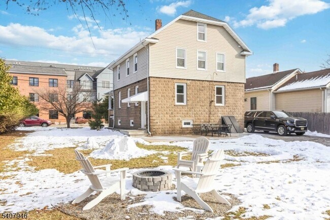 Building Photo - 10 Zazzetti St