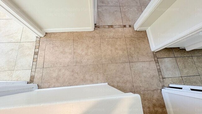 Building Photo - 2 bedroom 1.5 bathroom townhome near shopping centers and hospital! Located in the 93305 zip code...