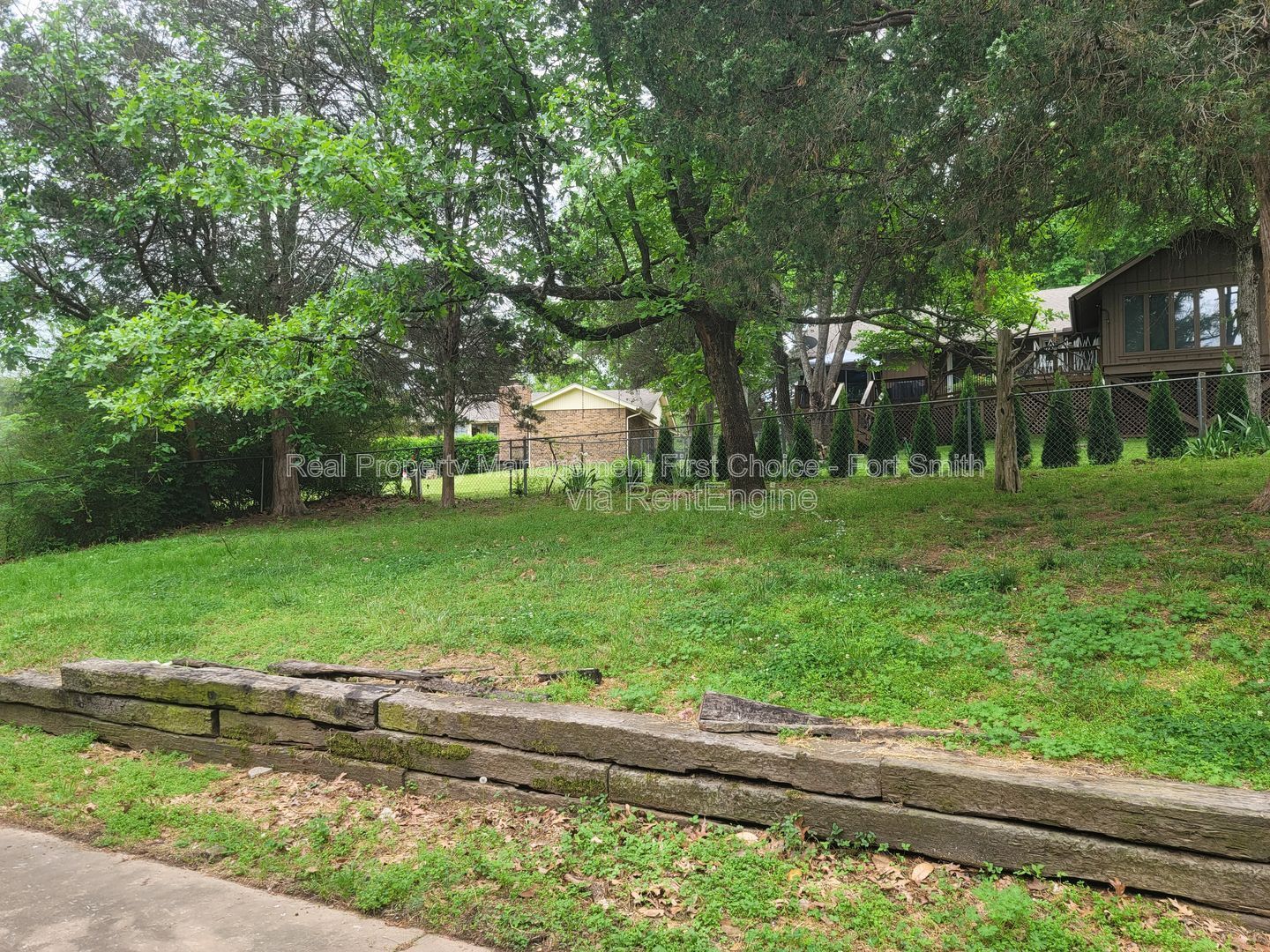Building Photo - 306 Elfen Glen St