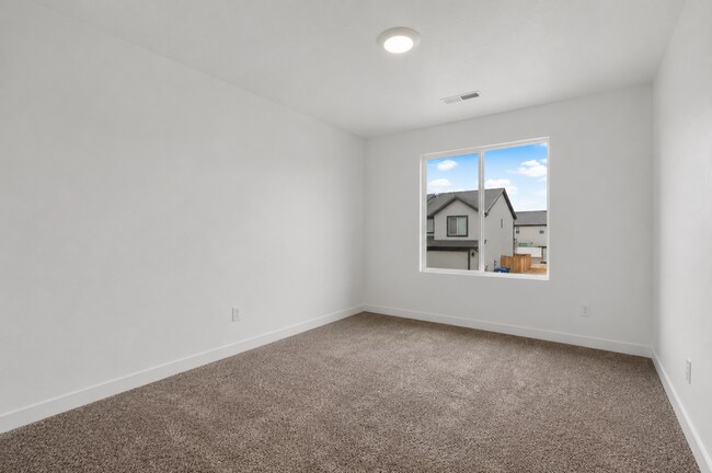 Building Photo - Long Valley Townhome - Amazing Amenities & Small Dogs Allowed