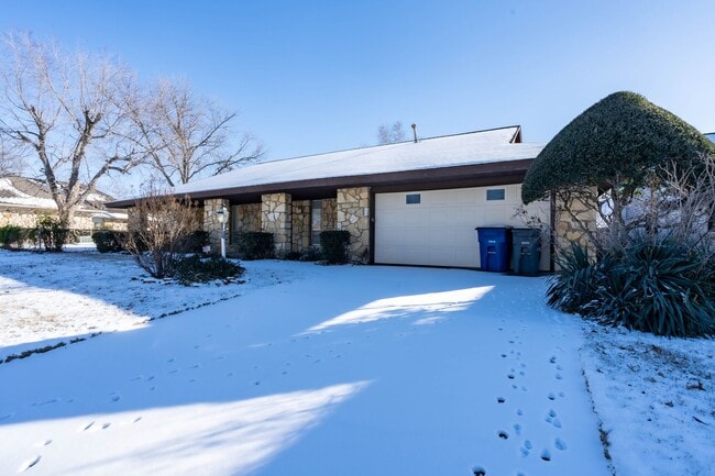 Building Photo - 3 Bed | 2 Bath in Central Tulsa!