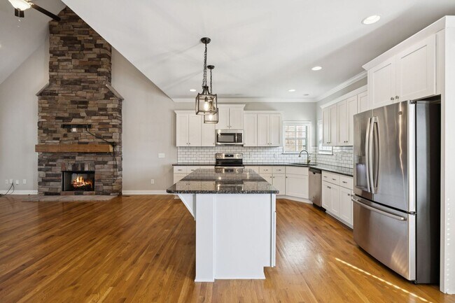 Building Photo - Welcome home to this beautifully maintaine...