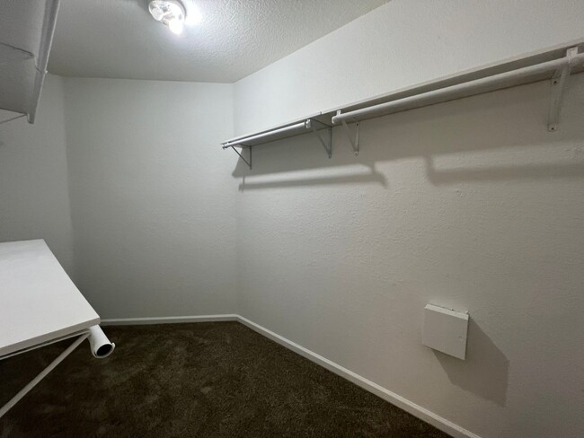Building Photo - Beautiful 3 Bed 2 Bath with a Den Gated Co...