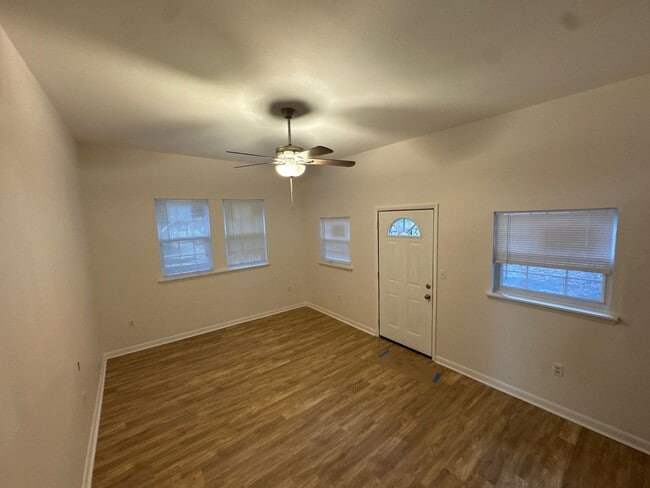 Building Photo - 4 bedroom 2.5 bath house with large yard!!