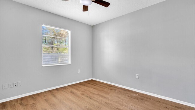 Building Photo - Renovated 2 Bedroom Unit