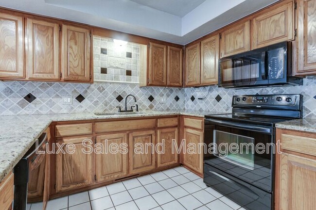 Building Photo - 13813 Fairhill Ave