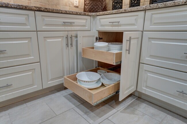 Pull-outs in kitchen cabinets - 2335 Sylvia Court