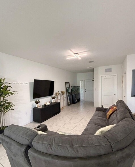 Building Photo - 470 NE 12th St