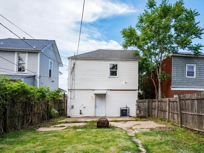 Building Photo - 100 S Oakley Ave