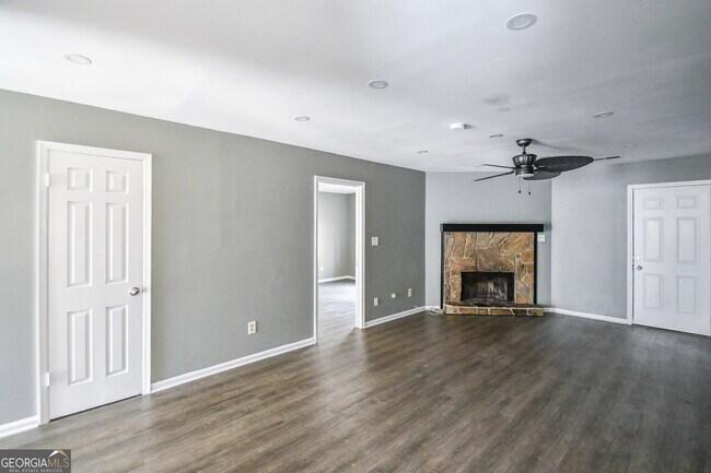 Building Photo - 735 Oak Dr