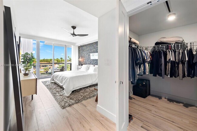 Building Photo - 9940 W Bay Harbor Dr