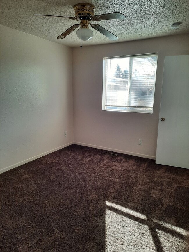 Building Photo - 3 BEDROOM | 2 BATH | HOUSE | SINGLE GARAGE...