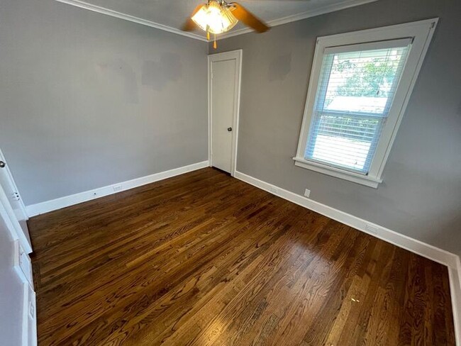 Building Photo - Charming 3 bedroom, 1.5 bathroom home in I...