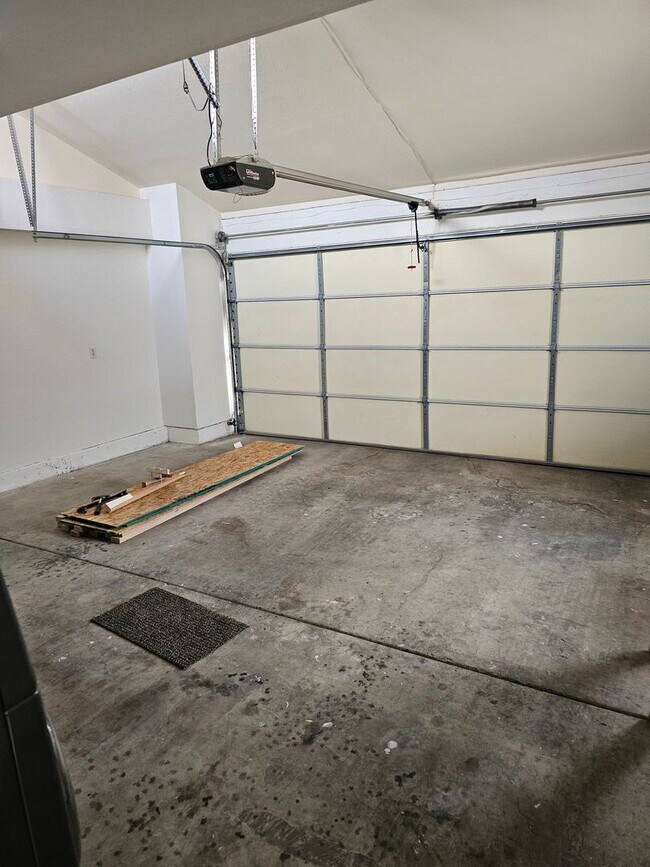 Building Photo - Unfurnished Long Term
