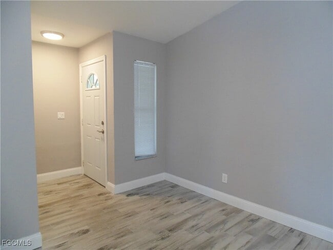Building Photo - 5120 SW Courtyards Ct