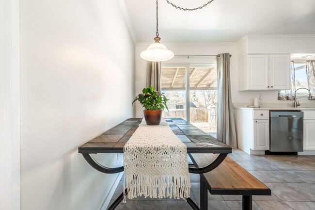 Building Photo - Beautiful updated 4 bed 2 bath Widefield h...