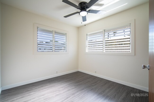 Building Photo - MOVE IN READY 3BR/1BA/2 TANDEM PKG IN AIEA...