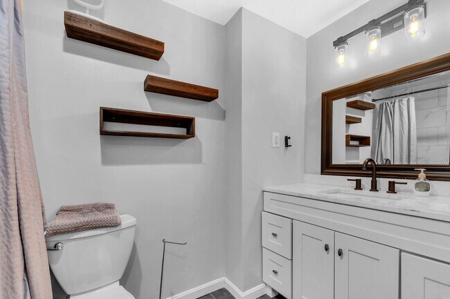 Building Photo - Beautifully Updated End-Unit Townhome in P...
