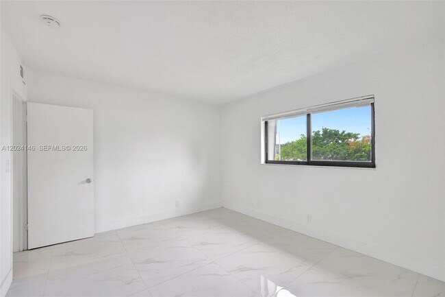 Building Photo - 2324 S Cypress Bend Dr
