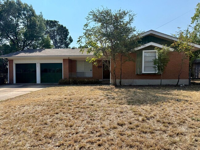 Primary Photo - Walk to St. Edwards University!-2711 Littl...