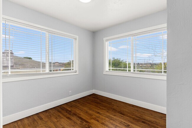 Building Photo - Spacious 4-Bed Oakland Apartment: Modern U...