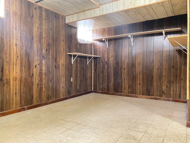 Building Photo - Beautiful 3 bed 1 bath house, over sized driveway, garage and fenced in back yard $1795