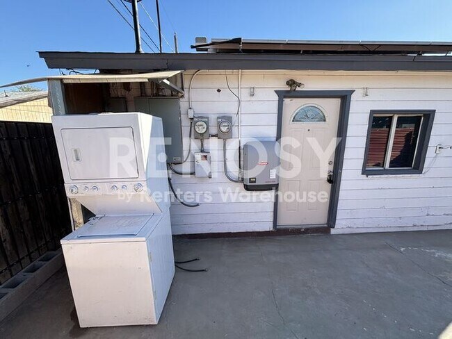 Building Photo - Modern, Solar Energy, 2-Bedroom detached Casita!