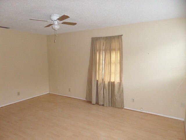 Building Photo - Cute 3bdrm/2bath House ** Section 8 OK ** Ready by 7/15** Section 8 welcome