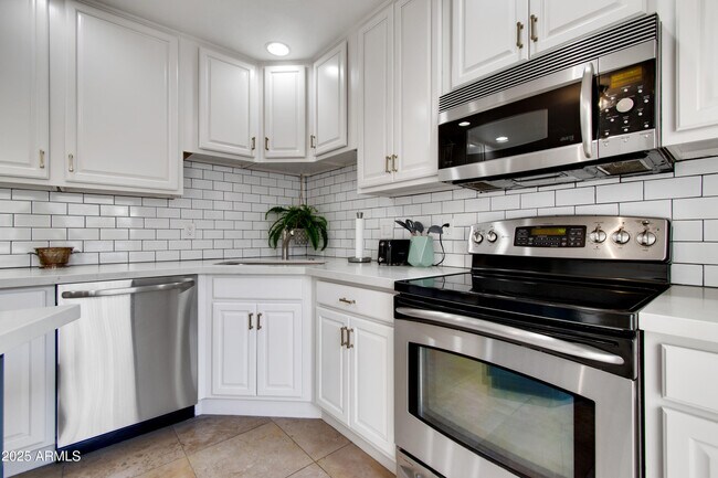 Building Photo - 6818 N 72nd Pl