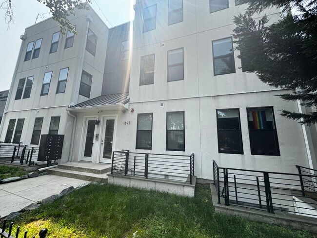 Building Photo - Discover this beautifully renovated 2BD/2B...
