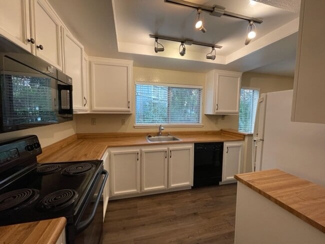 Building Photo - Wonderful lower level Condo with Laminate ...