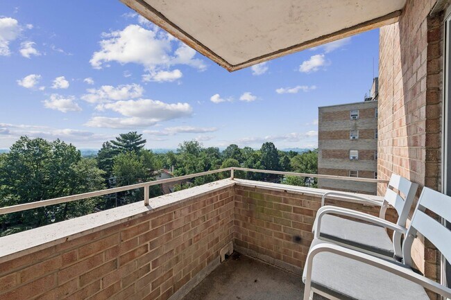 Building Photo - Renovated Studio w/ Private Balcony Glover...