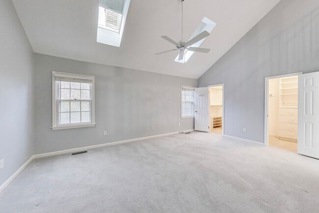 Building Photo - Spectacular 3 Bed + LOFT + 3.5 Bath- Custom Kitchen & Master Retreat w/ Beautiful Updates