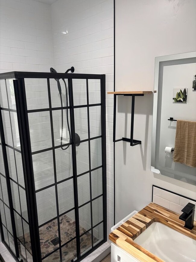 Building Photo - Charming Backyard Studio – All Utilities I...