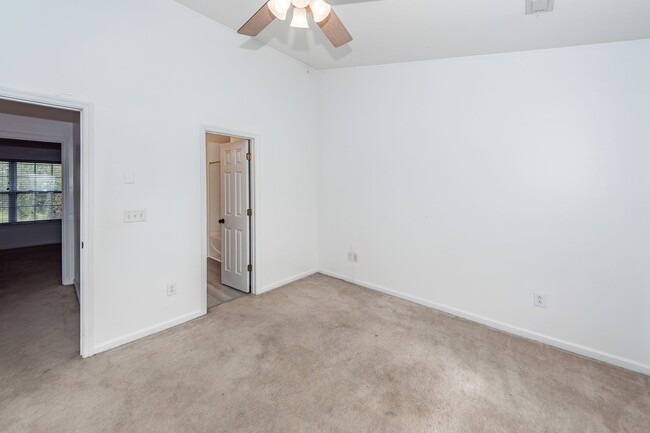 Building Photo - 2 Bedroom, 1.5 Bathroom Townhome - Charleston