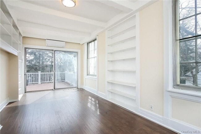 Building Photo - 50 Greenacres Ave