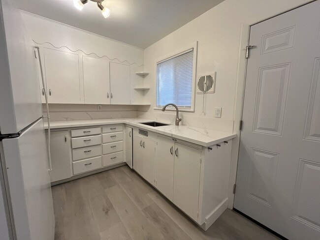 Building Photo - Cozy 1-Bedroom Apartment with Natural Light & Outdoor Living-Single level, feels more like a home...