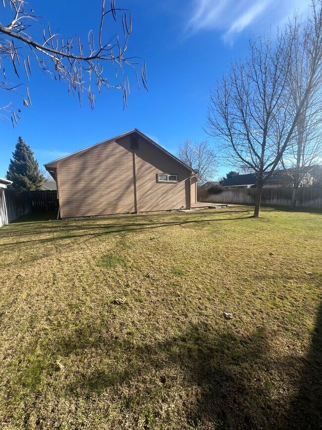 Building Photo - 3 bedroom 2 bath in a beautiful, spacious Meridian Neighborhood!