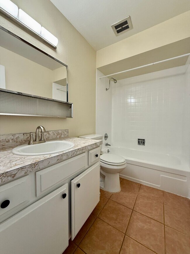 Building Photo - Vintage Upstairs 2 Bedroom With Patio In Hollywood District ~ Near It All! Off Street Parking~ Pe...